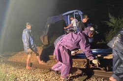 Đường sắt Bắc - Nam thông tuyến sau hơn ngày gián đoạn vì mưa lũ