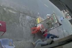 Người phụ nữ bị tên cướp xông vào quán giật điện thoại, kéo ngã