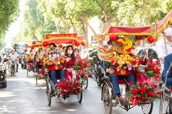 Nhà doanh nhân Đỗ Vinh Quang đi xích lô đến hỏi cưới Đỗ Mỹ Linh