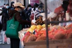 Người Mỹ giảm mua xăng dầu, chi tiêu nhiều cho thực phẩm