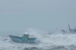 KHẨN TRƯƠNG KÊU GỌI, HƯỚNG DẪN 50 TÀU CÁ, 489 NGƯ DÂN THOÁT RA KHỎI VÙNG NGUY HIỂM CỦA BÃO SỐ 6