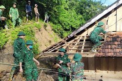 Bộ đội Biên phòng Nghệ An giúp đỡ người dân vùng lũ Kỳ Sơn ổn định cuộc sống