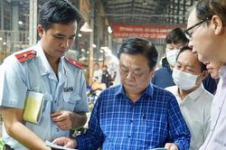 Bộ trưởng Bộ NN- PTNT đi thị sát chợ đầu mối Bình Điền