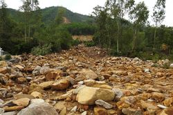 Sạt lở vùi lấp hàng trăm ngôi mộ ở nghĩa trang lớn nhất Đà Nẵng