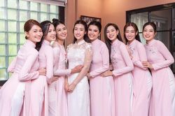 Hoa hậu Đỗ Mỹ Linh xinh đẹp trong lễ ăn hỏi với con trai bầu Hiển