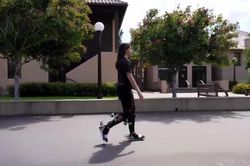 Khung xương ngoài robot hỗ trợ người dùng đi bộ nhanh và nhẹ nhàng hơn
