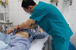 Đang đánh răng thì máu chảy ồ ạt, người bệnh nhập viện cấp cứu khẩn