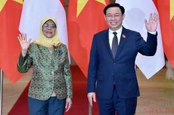 Chủ tịch Quốc hội Vương Đình Huệ hội kiến Tổng thống Cộng hòa Singapore
