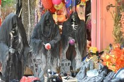 Phố Hàng Mã ngập đồ hóa trang kinh dị trước Halloween