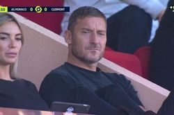 Totti công khai bạn gái mới