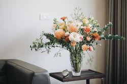 Cách cắm bình hoa xinh lung linh từ những bó hoa quà tặng