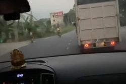 Tài xế xe tải tạt đầu, không nhường xe cứu thương