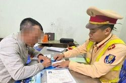 'Tóm gọn' tài xế xe tải chèn ép xe cứu thương