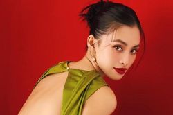Hoa hậu Tiểu Vy khoe lưng trần táo bạo