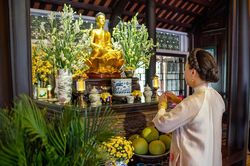 Nhà không có bàn thờ Phật, muốn lạy Phật thì phải làm sao?