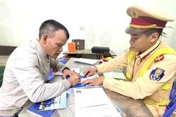 Xử phạt lái xe tải không nhường đường cho xe cứu thương