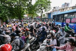 Nút thắt khó gỡ ở tuyến phố bị bệnh viện, trường học bủa vây
