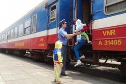 Sắp bán vé tàu Tết Quý Mão