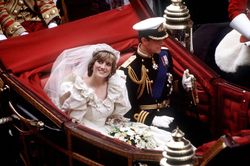 Miếng bánh trong đám cưới Vua Charles III được bán đấu giá sau 41 năm
