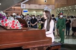 Hoa hậu Mai Phương vừa đàn vừa hát tặng y bác sĩ nữ nhân ngày 20.10