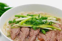 Phở Việt Nam có gì đặc biệt để luôn 'lọt top' những món ăn ngon nhất thế giới?
