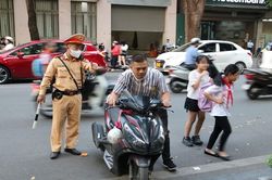 Xử lý nghiêm phụ huynh không tuân thủ luật giao thông khi đưa trẻ đến trường