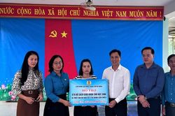 Tặng hơn 2.100 bộ SGK mới cho học sinh các trường ngập lụt ở Đà Nẵng