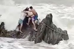 Du khách mải chụp ảnh bị sóng biển xô ngã, cuốn trôi
