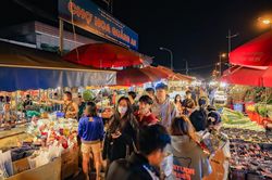 Chợ hoa lớn nhất Hà Nội nhộn nhịp trước ngày Phụ nữ Việt Nam