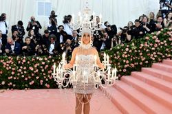 Những bộ trang phục kỳ quái gây sốc trên thảm đỏ Hollywood
