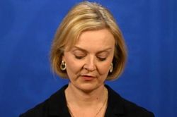 Thủ tướng Anh Liz Truss: Ghế ngồi chưa ấm đã lung lay