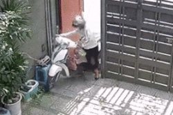 Người phụ nữ ở TP Thủ Đức bị cướp giật túi xách