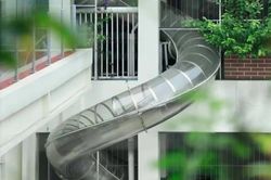 Công ty lắp 11 cầu trượt cho nhân viên di chuyển