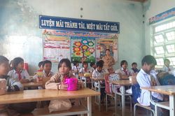 Học sinh chật vật đến trường vì… mất cầu