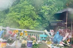 Điểm bán hoa tự phát: Lấn chiếm vỉa hè, mất mỹ quan đô thị