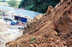 Sạt lở đồi, trường mầm non ở Thanh Hóa nguy cơ bị vùi lấp