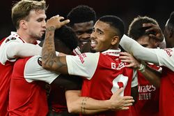 Arsenal thắng trận thứ 8 liên tiếp