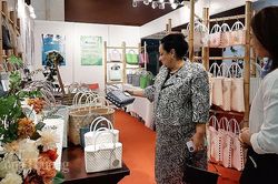 Hơn 460 gian hàng trực tiếp và trực tuyến tại Hội chợ quốc tế Quà tặng hàng thủ công mỹ nghệ Hà Nội 2022