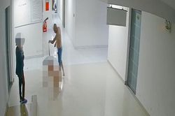 Cha ruột dùng dây lưng thắt cổ con trai 10 tuổi lôi xuống đường, bắt sủa tiếng chó