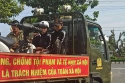 Người dân truy đuổi, bắt gọn 2 thiếu niên cướp điện thoại của nữ sinh