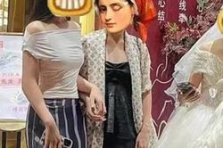 Tình cờ thấy tiệc cưới khi đang tìm đồ ăn, 2 nữ du khách có hành động không ngờ