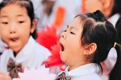 Nguyên nhân nào dẫn tới việc ngày học của học sinh Việt Nam khá dài?