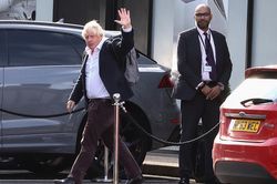 Vừa về Anh, ông Boris Johnson có ngay 100 người ủng hộ tranh cử