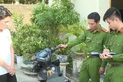 Thua cờ bạc, nam thanh niên trèo tường trộm xe máy