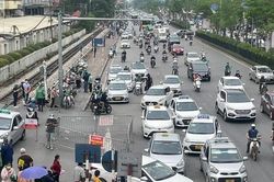 Taxi lại vây kín cổng bệnh viện Bạch Mai, xe cứu thương cũng khó ra vào