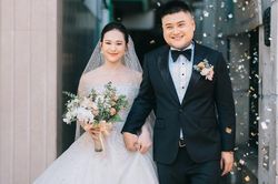Vũ Duy Khánh hạnh phúc ngọt ngào bên vợ kém 10 tuổi