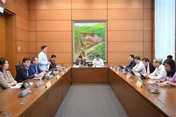 Đoàn ĐBQH tỉnh Quảng Trị thảo luận tại tổ về tình hình phát triển KT - XH