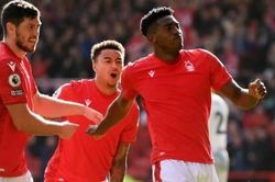 Thể thao Sẩy chân trước đội bét bảng, Liverpool lỡ cơ hội áp sát Top 4