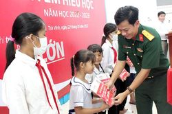 Trà Vinh: Trao 60 suất học bổng 'Vì em hiếu học'
