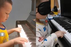 Cậu bé tự kỷ bất ngờ nổi tiếng nhờ clip bịt mắt chơi piano